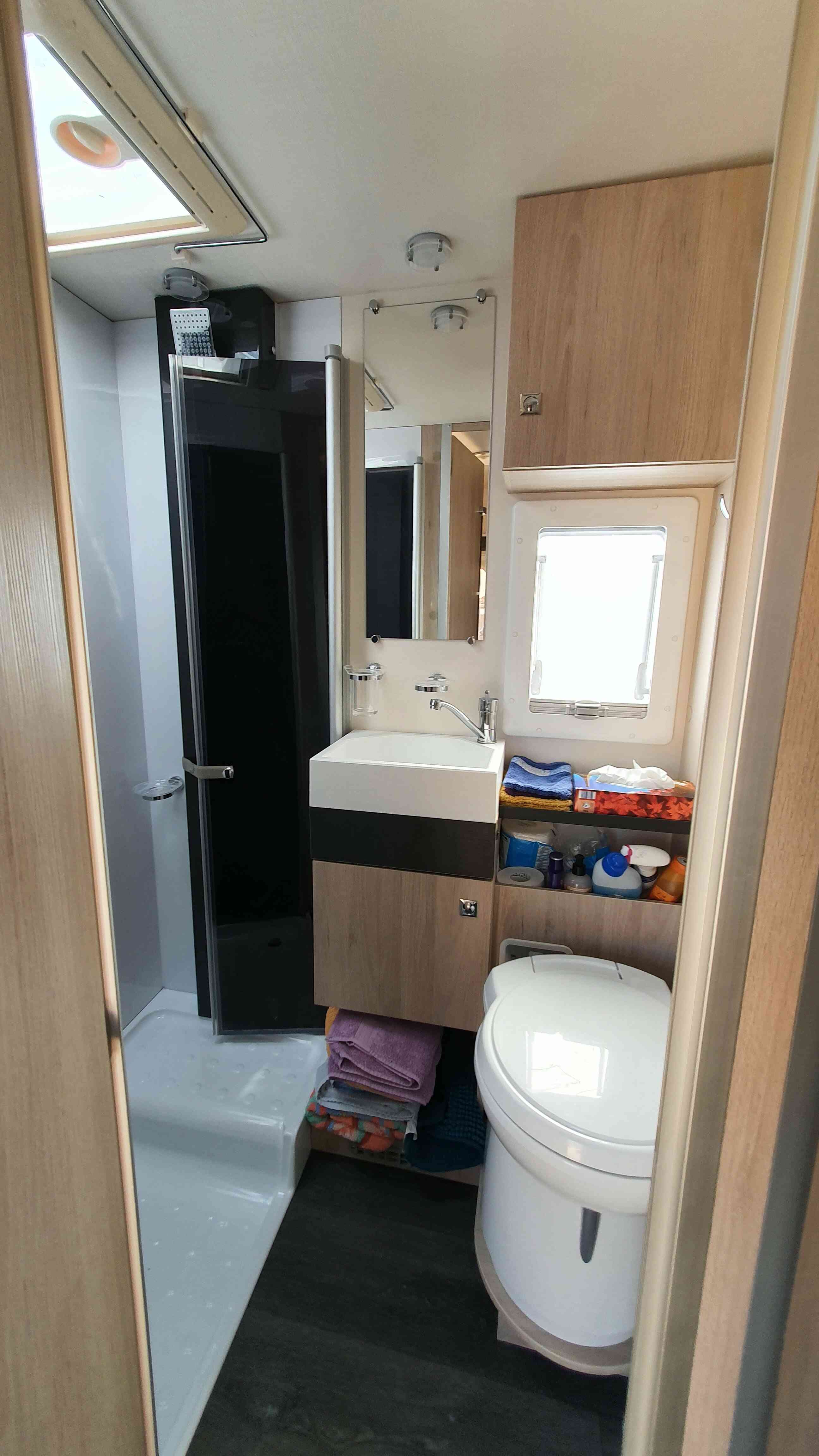 camping-car CHALLENGER C256  intérieur / salle de bain  et wc